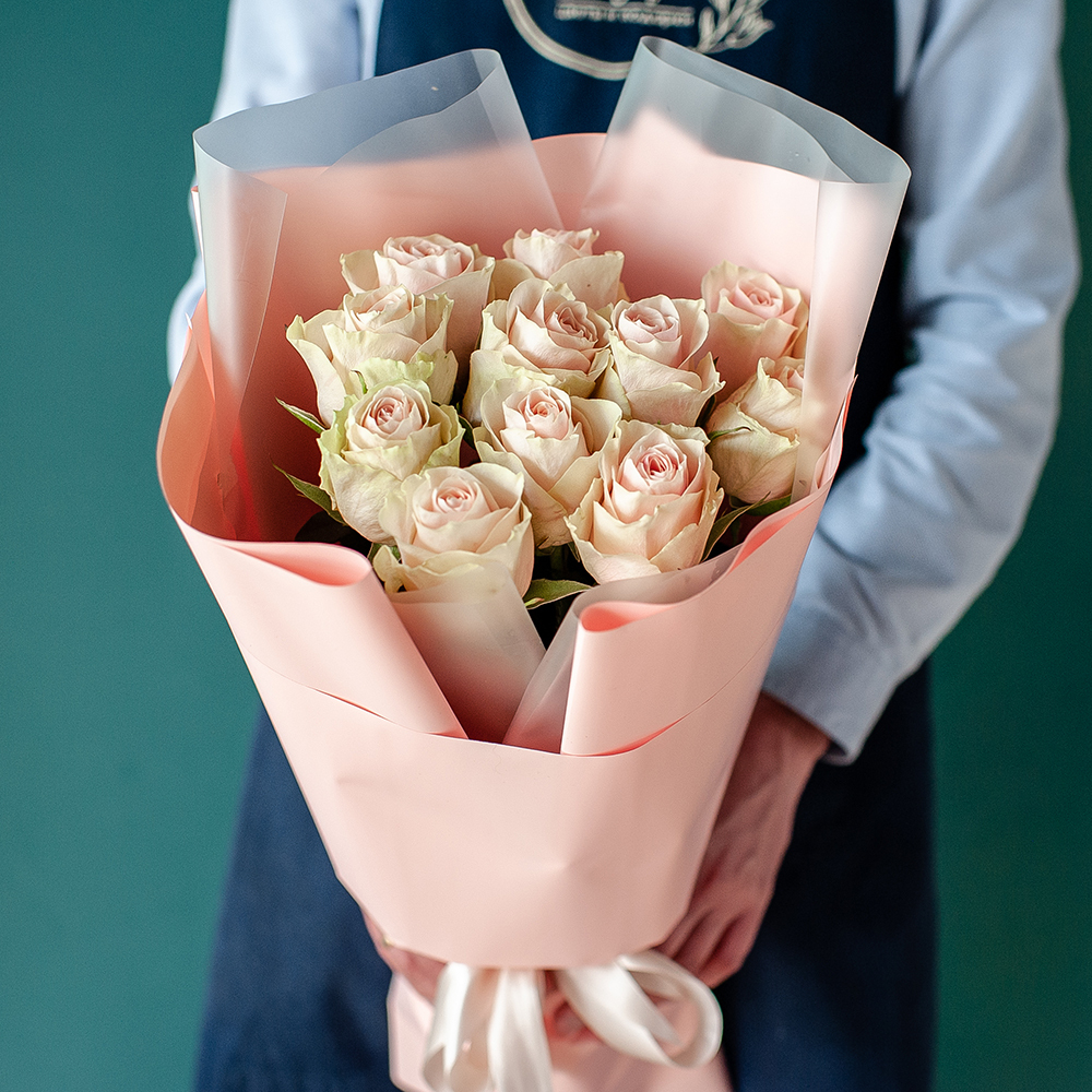 11 нежно-розовых роз в оформлении