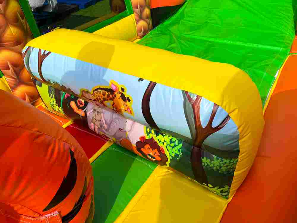 Коммерческий надувной батут «Мир Сафари 2», 14*7*7,5 м.