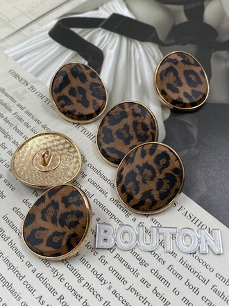 Пуговицы с леопардовым принтом вогнутые