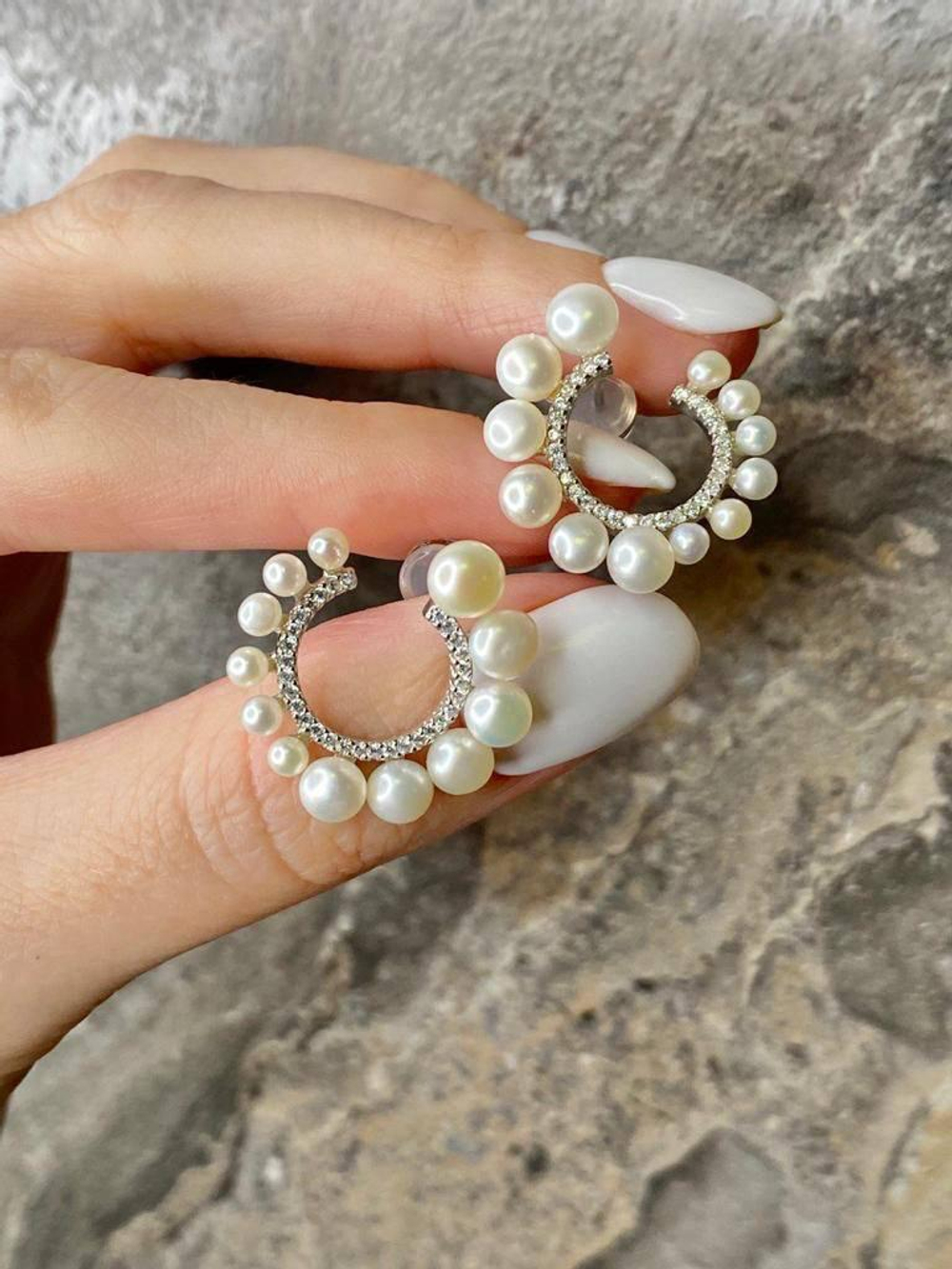 Роскошные серьги Pearl light не оставят никого равнодушным. Магический блеск камней так и проковывает взгляд. Холодный цвет металла и стильная форма смотрятся обворожительно, наделяя свою обладательницу особым шармом и загадочностью. Столь необычный аксессуар будет лаконично смотреться в любом образе, хорошо гармонируя с другими ювелирными украшениями, более простого дизайна.  Порадуйте себя, выбрав именно эту модель. Купить серьги из серебра по доступной цене вы можете на нашем сайте. Они подчеркнут ваш безупречный вкус, чувство стиля, станут изюминкой ювелирного гардероба. Доставка изделия возможна в любую точку столицы и регион России.
