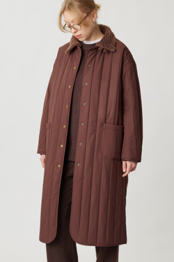 Стеганое пальто коричневого цвета