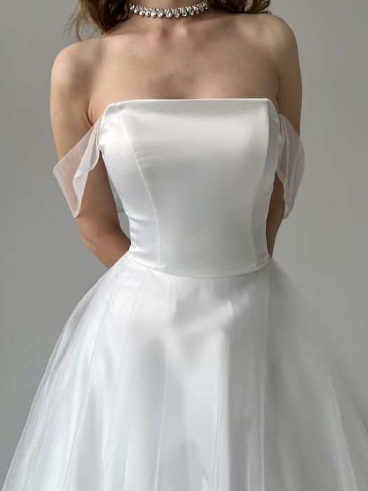 Свадебное платье со спущенными плечами и пышной юбкой (молочный)