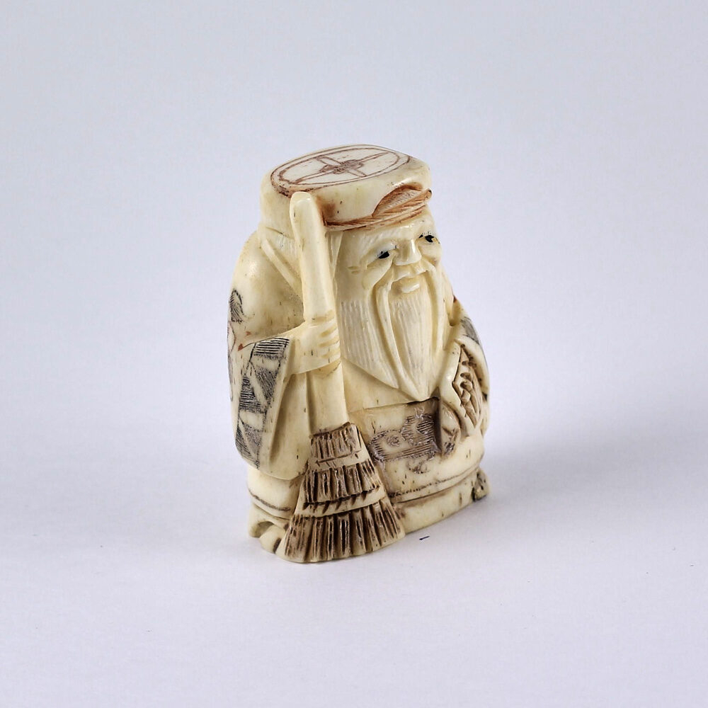 Нэцкэ Дзюродзин с метлой