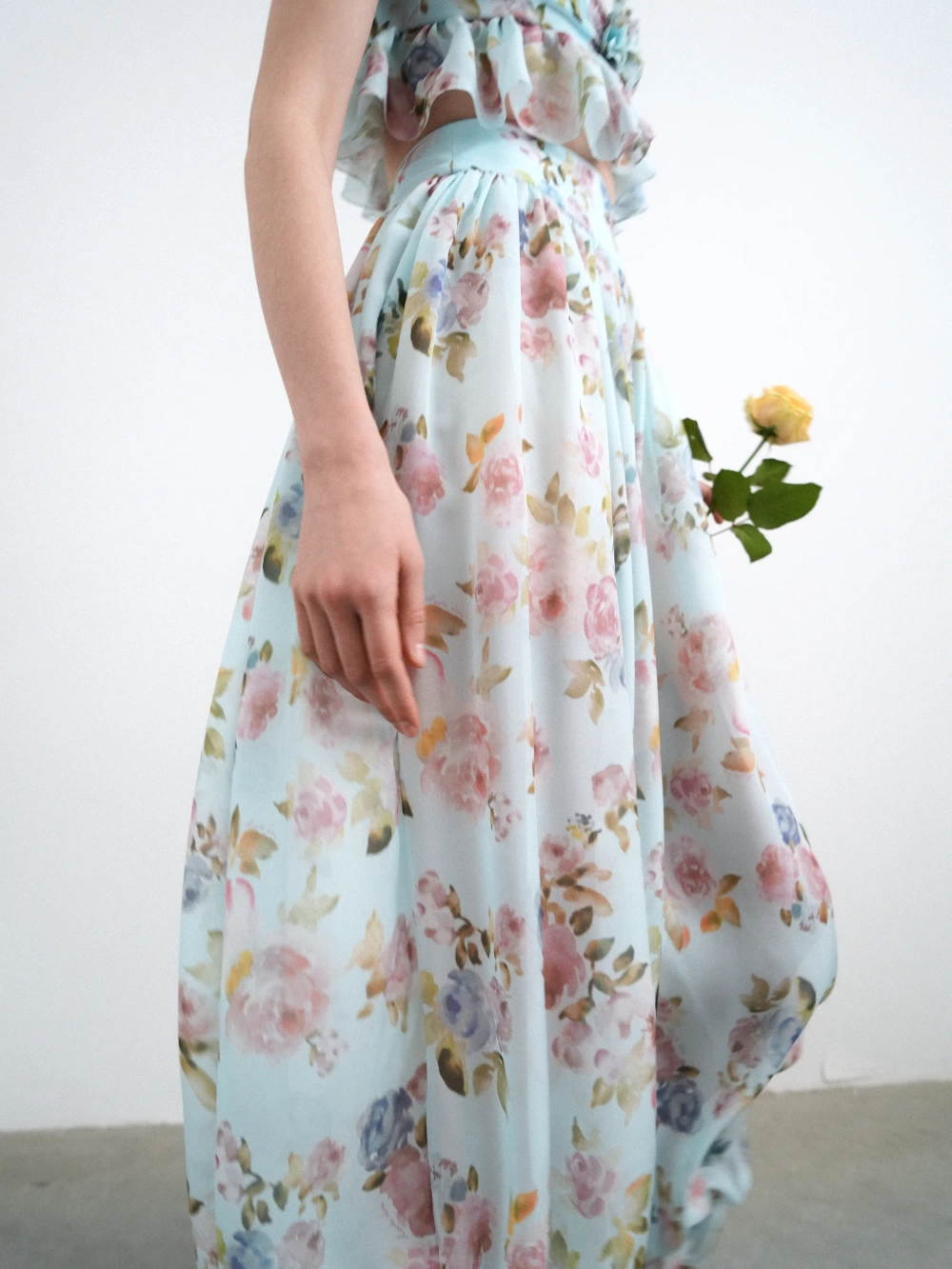 Эви (Evie), брюки с рюшей из голубого шифона с цветочным принтом