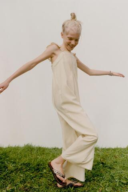 ZARA ДЛИННЫЙ КОМБИНЕЗОН ИЗ ЛЬНА С КРУЖЕВОМ, ЭКРЮ