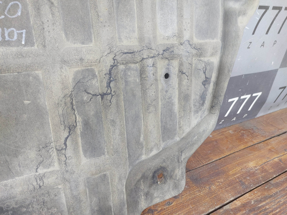 Защита двигателя RR Evoque 1 / E-Pace Б/У Оригинал LR104028