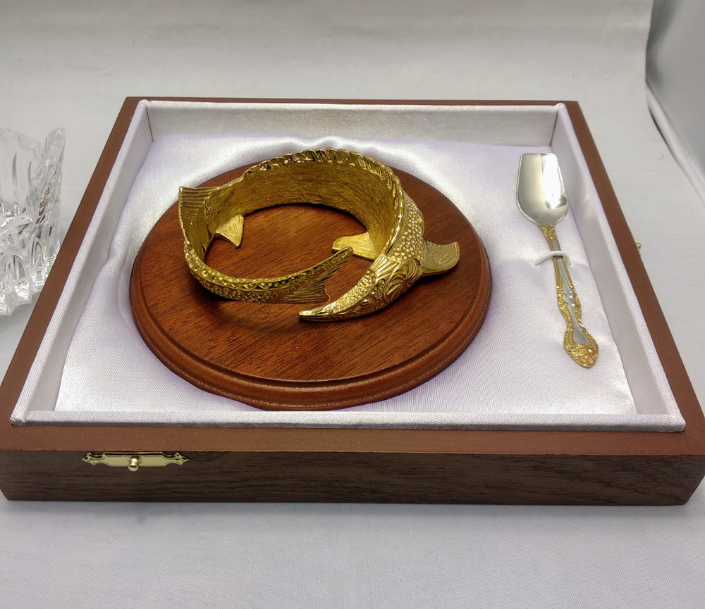 Икорница "Осетр" на подставке с ложечкой в  подарочном футляре