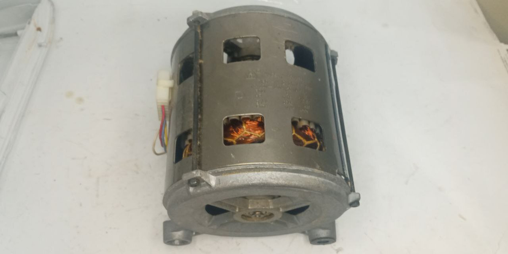 149 Двигатель для стиральной машины Indesit Ariston C00059686 б/у