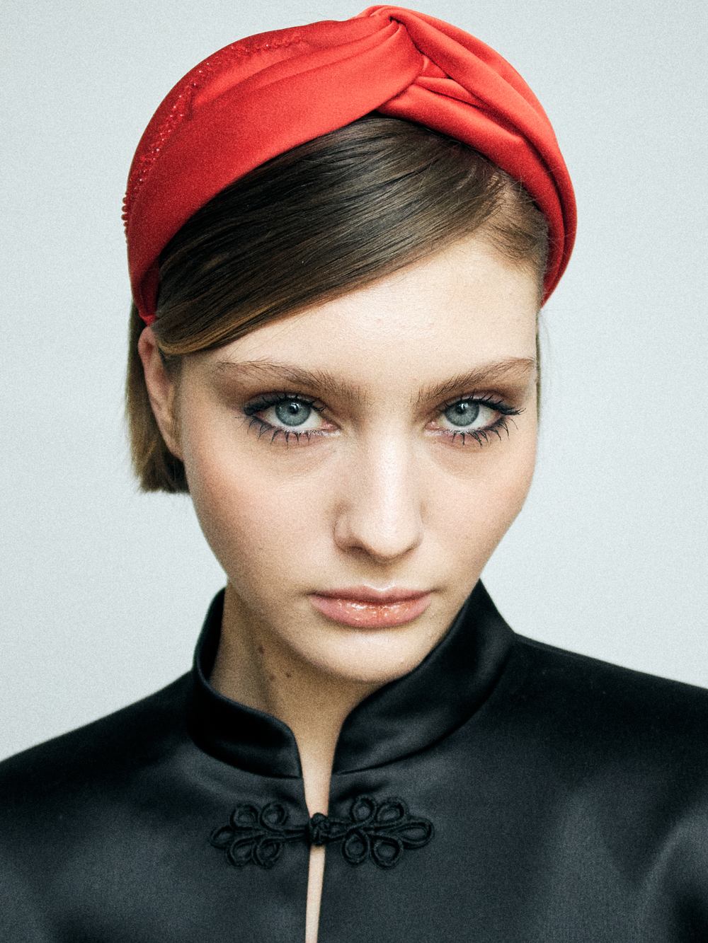 Ободок-узел из красного шелка с декором в виде веточки