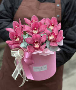 Композиция из цимбидиума и эвкалипта в шляпной коробке