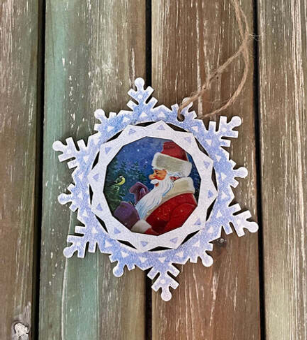 Деревянная игрушка на елку. Художник Владимир Зарубин Дед Мороз с птицей