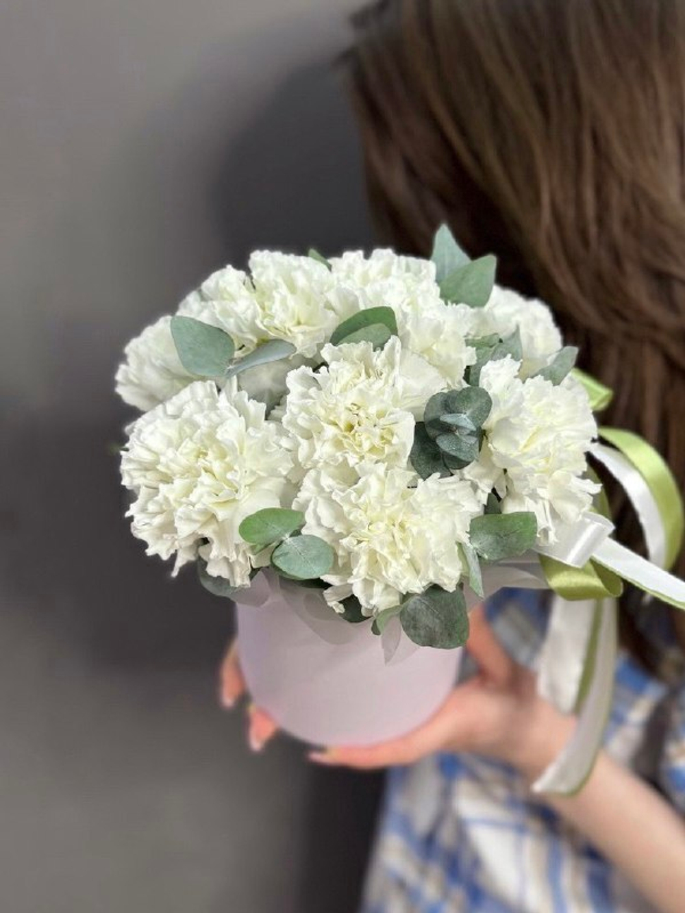 Коробка с белыми ароматными диантусами и эвкалиптом