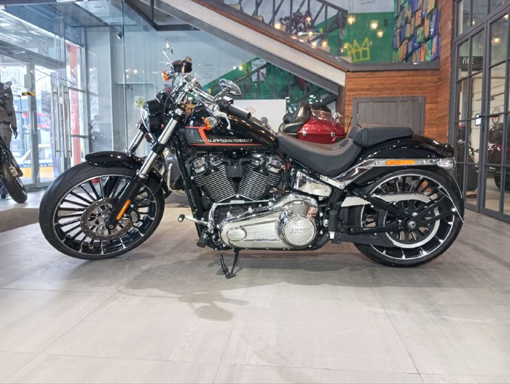 Harley-Davidson BREAKOUT 117 (Vivid Black) с НДС