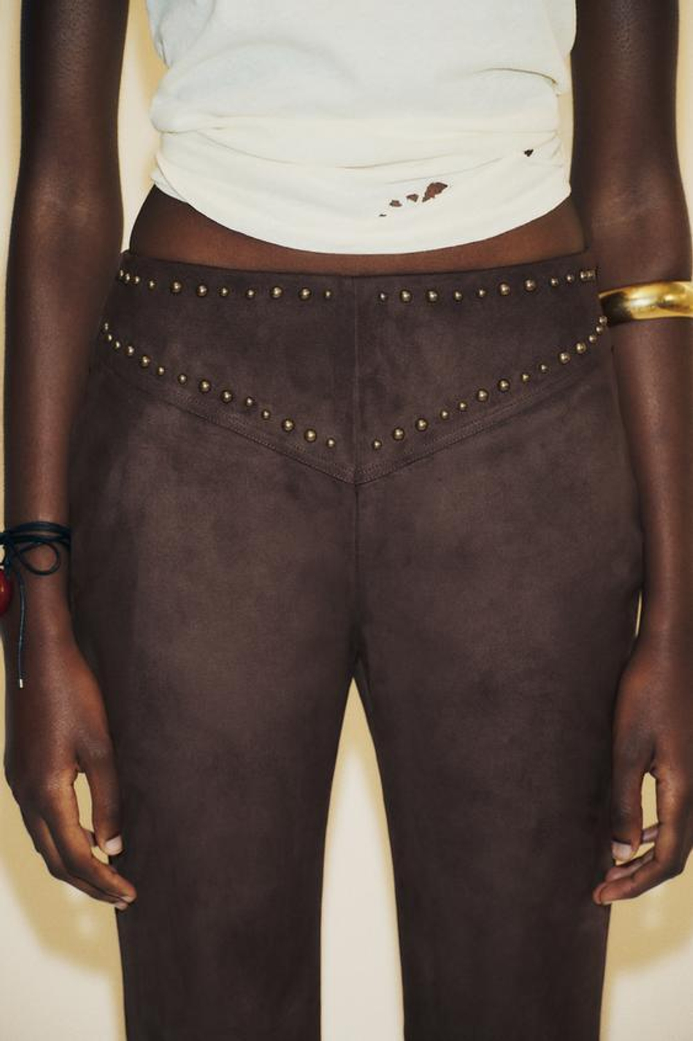 ZARA БРЮКИ FLARE ИЗ ТКАНИ ПОД ЗАМШУ С ЗАКЛЕПКАМИ, ШОКОЛАДНЫЙ