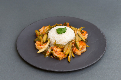 Жареные креветки с огурцами в остро-сладком соусе