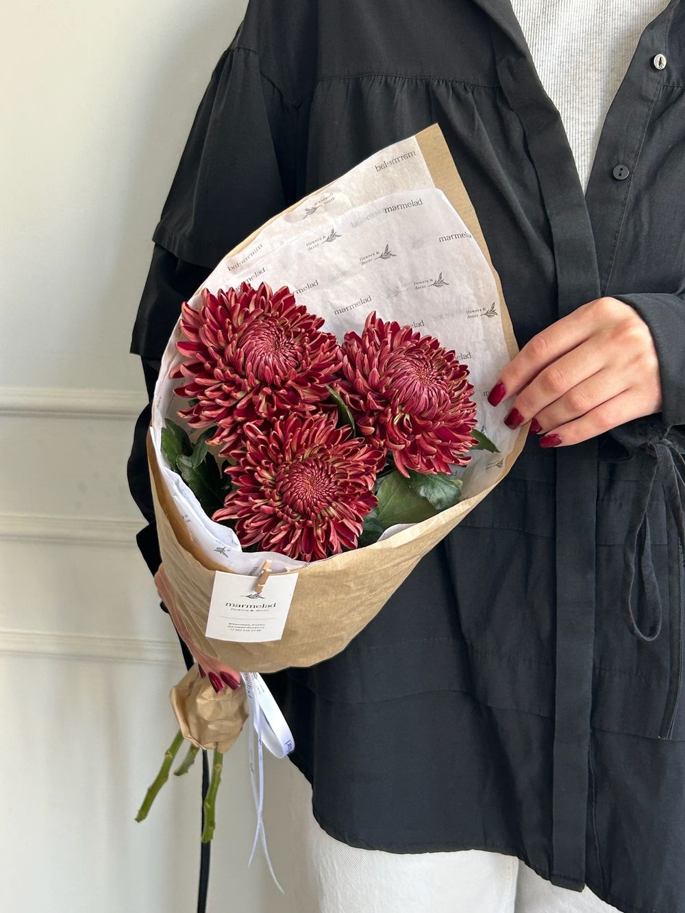 Кулек из одноголовой хризантемы бордового оттенка