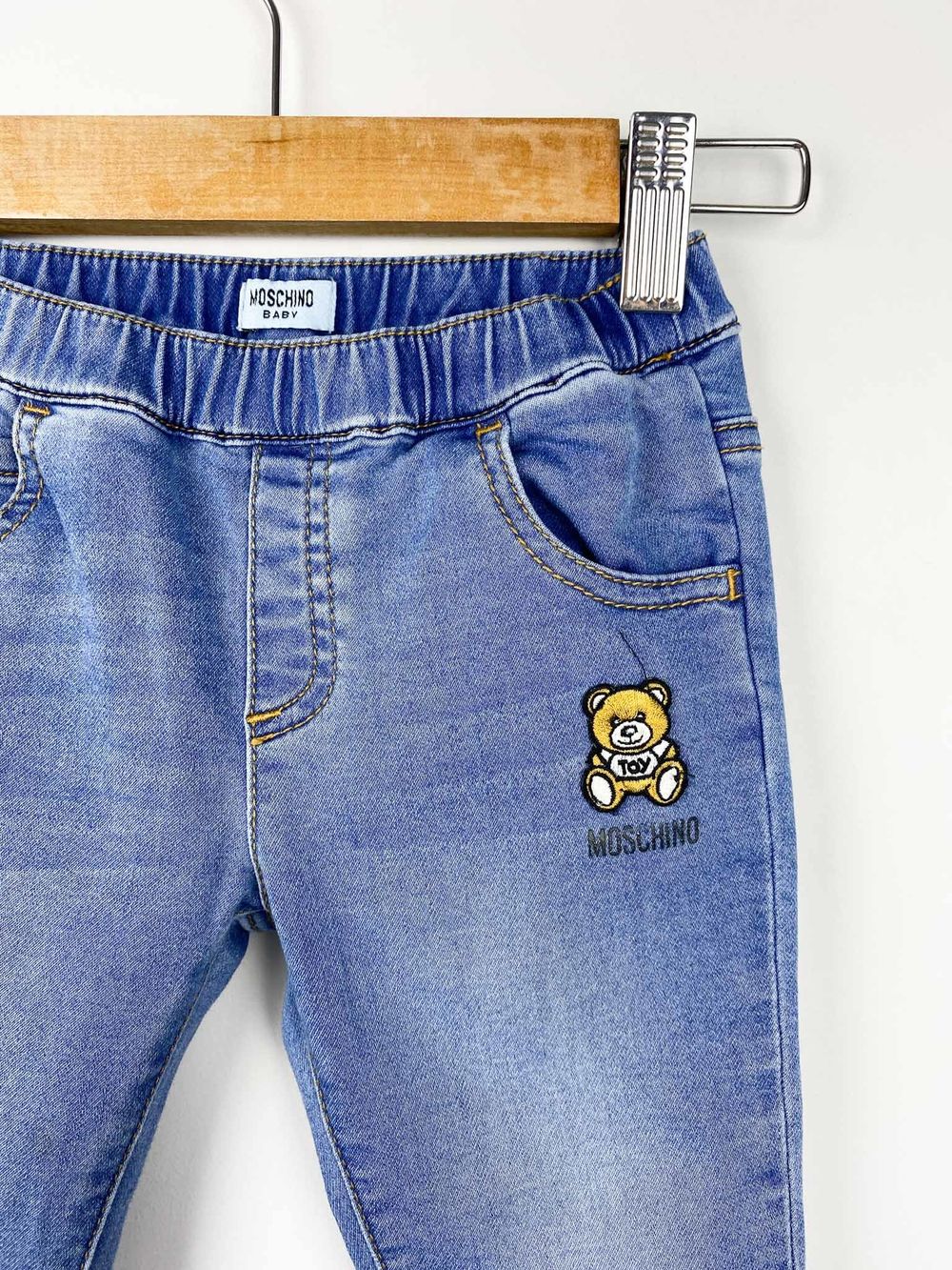 Джинсы Moschino