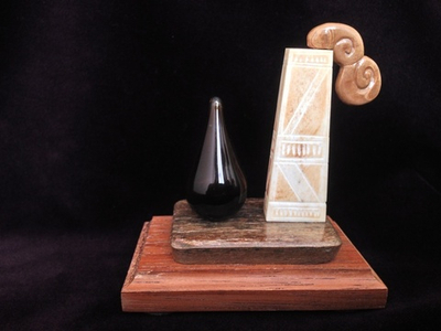 Нефтяная вышка с большой каплей нефти, тонировка, рог лося