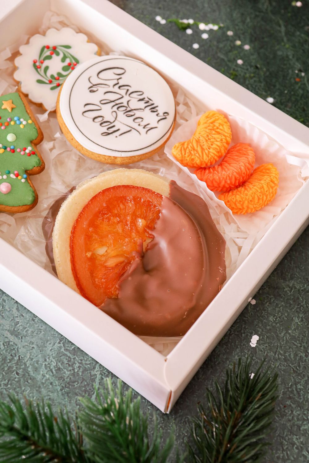 Апельсин в шоколадной глазури на хрустящем печенье