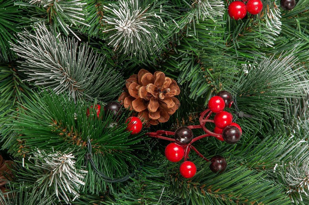 Заснеженная елка с гирляндой «Очарование» с шишками и ягодами (Леска+пвх) 210 см / 2.1 м