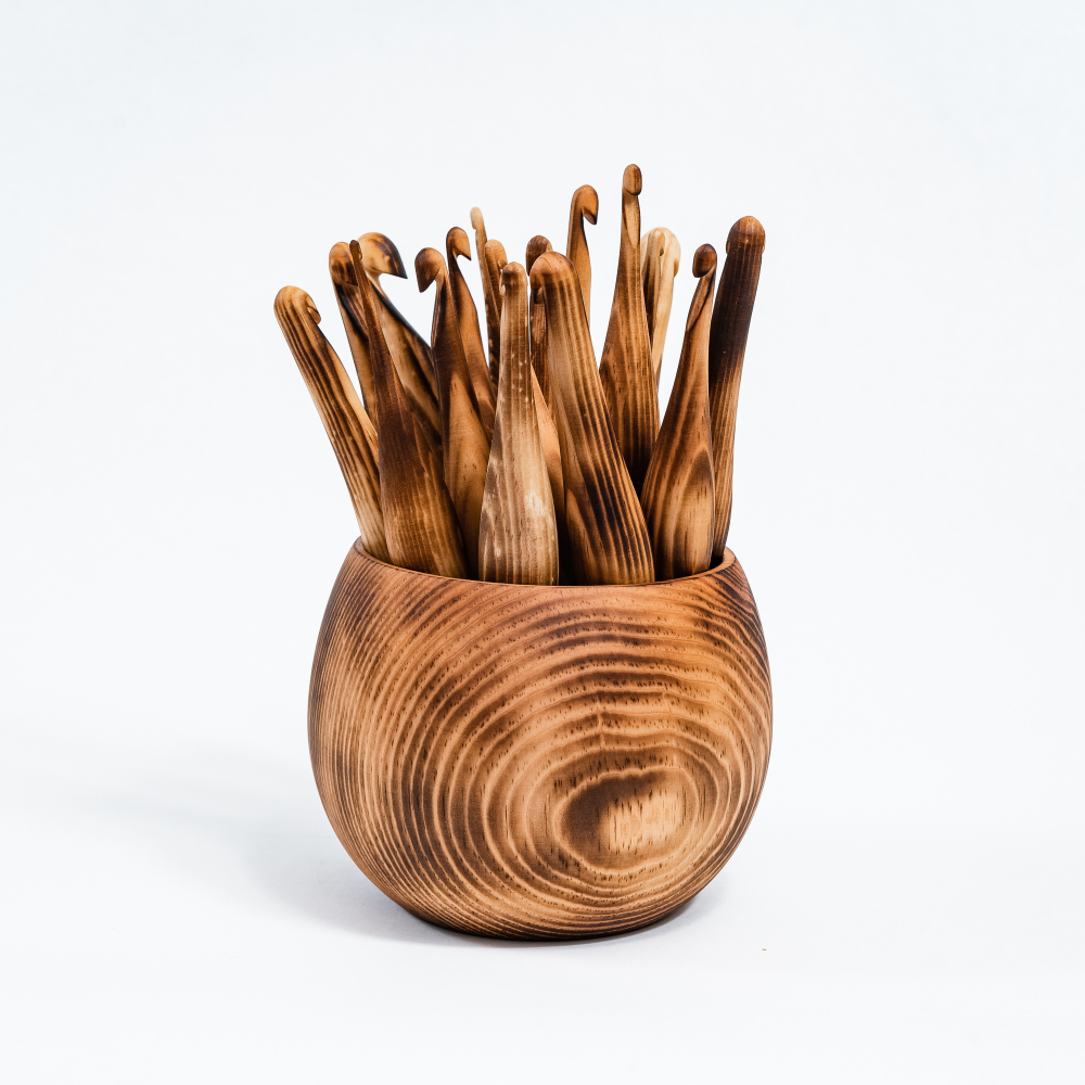 Набор деревянных крючков для вязания из древесины кедра 17 шт. (3-14 мм) с клубочницей. KN25