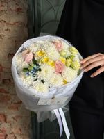 Букет из кустовых пионовидных роз, одноголовой розы, оксипеталума и хризантемы