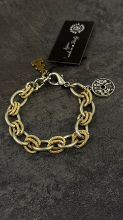 Браслет из матовых серебряных и золотых рифленых колечек с монетой