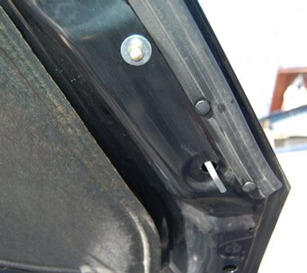 Амортизатор (упор) капота на Mazda 3 08-03(с 2009 по 2013 г.в.)Autoinnovation