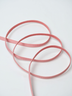 Резинка бретелечная коралловый миндаль узкая глянцевая 5 мм