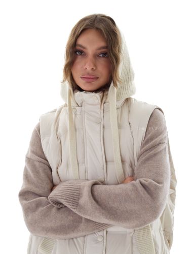 Светло-бежевый пуховый жилет с вязаным капюшоном