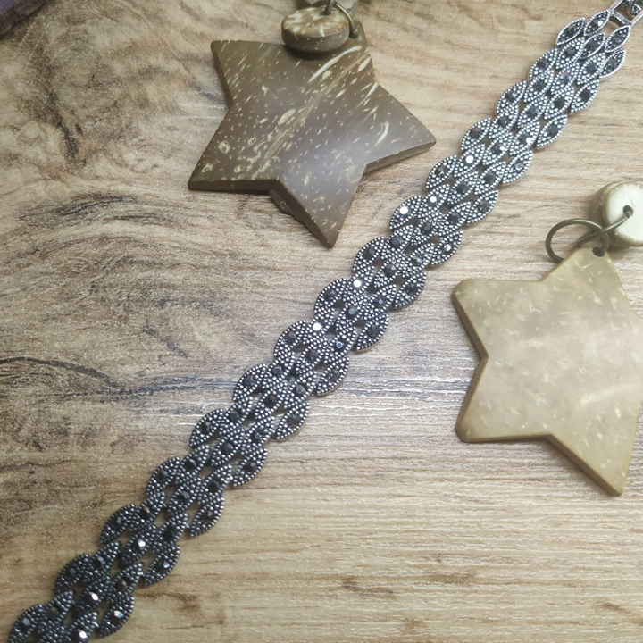 Браслет Vogue Лепесток в 5 рядов 13 мм стразы графитовые металл серебристый на красном бархате