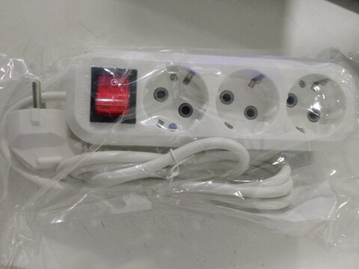 Удлинитель DEFENDER L330 3 гнезда, 1,5 метра, с заземлением, 16А/3500Вт, ПВС 3х1,0мм, с выключателем, белый