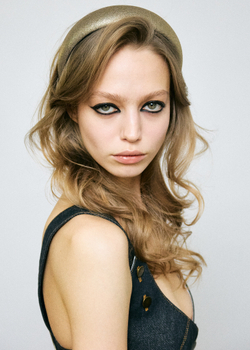 Ободок из шерсти золотого цвета