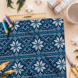 Ткань блэкаут крупный плотный узор на синем свитере