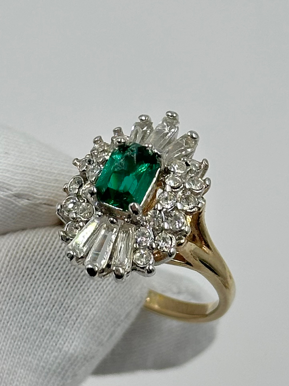 Кольцо с зелёным кристаллом