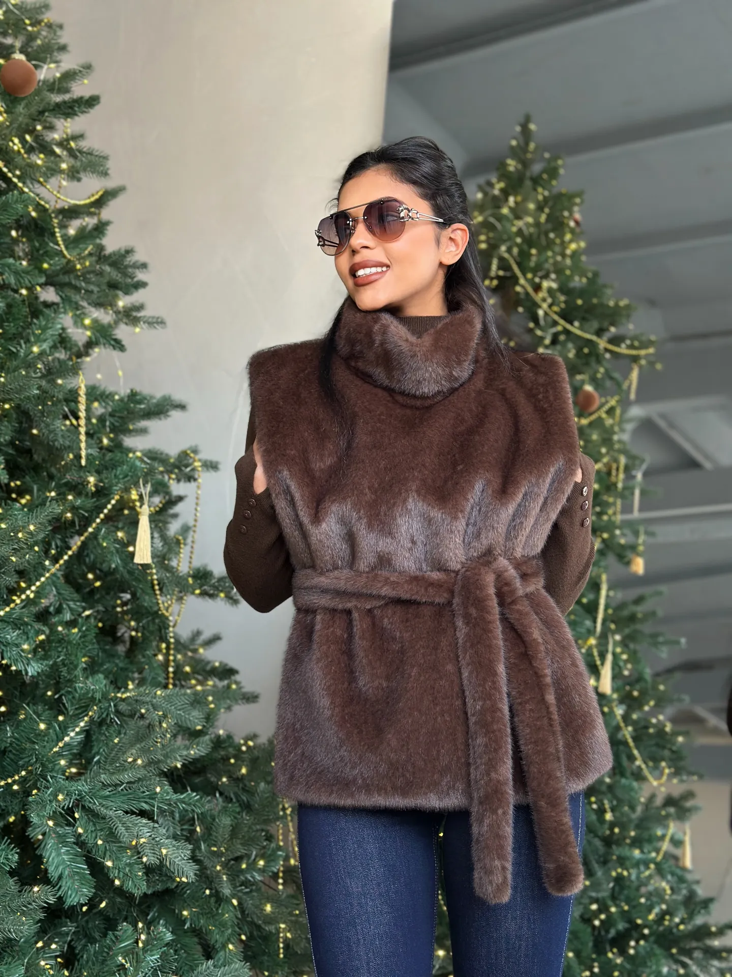 Жилетка Анжелика однотонная меховая с высоким горлом и поясом