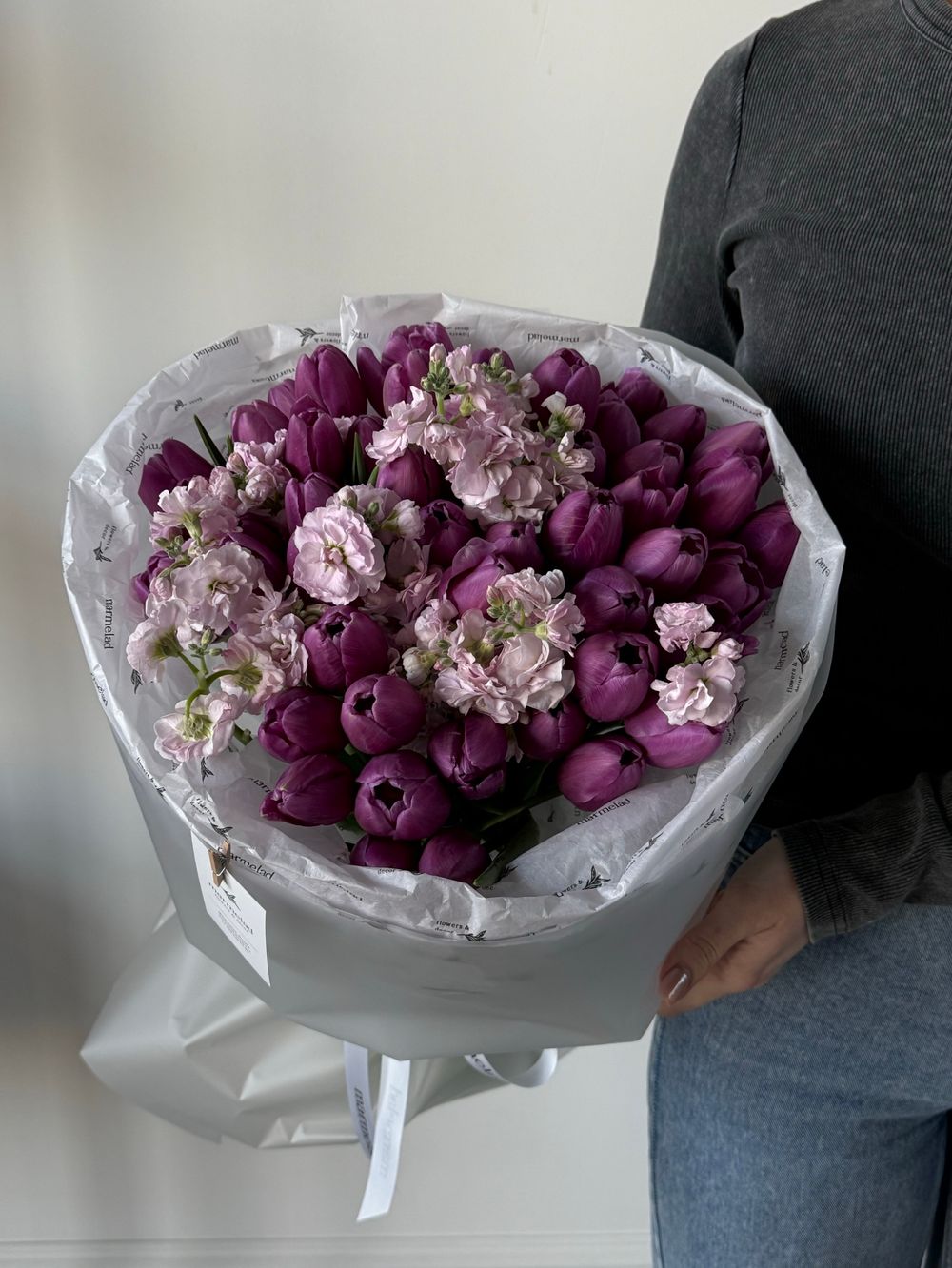 Букет из 51 фиолетовых тюльпанов и розовой маттиолы - L