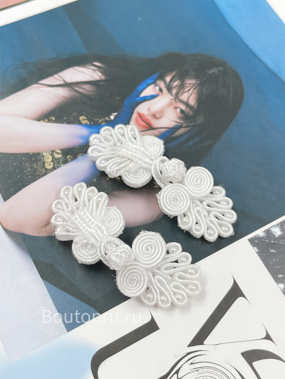 Застежка клевант плетеная с бусинами белая (китайская пуговица)