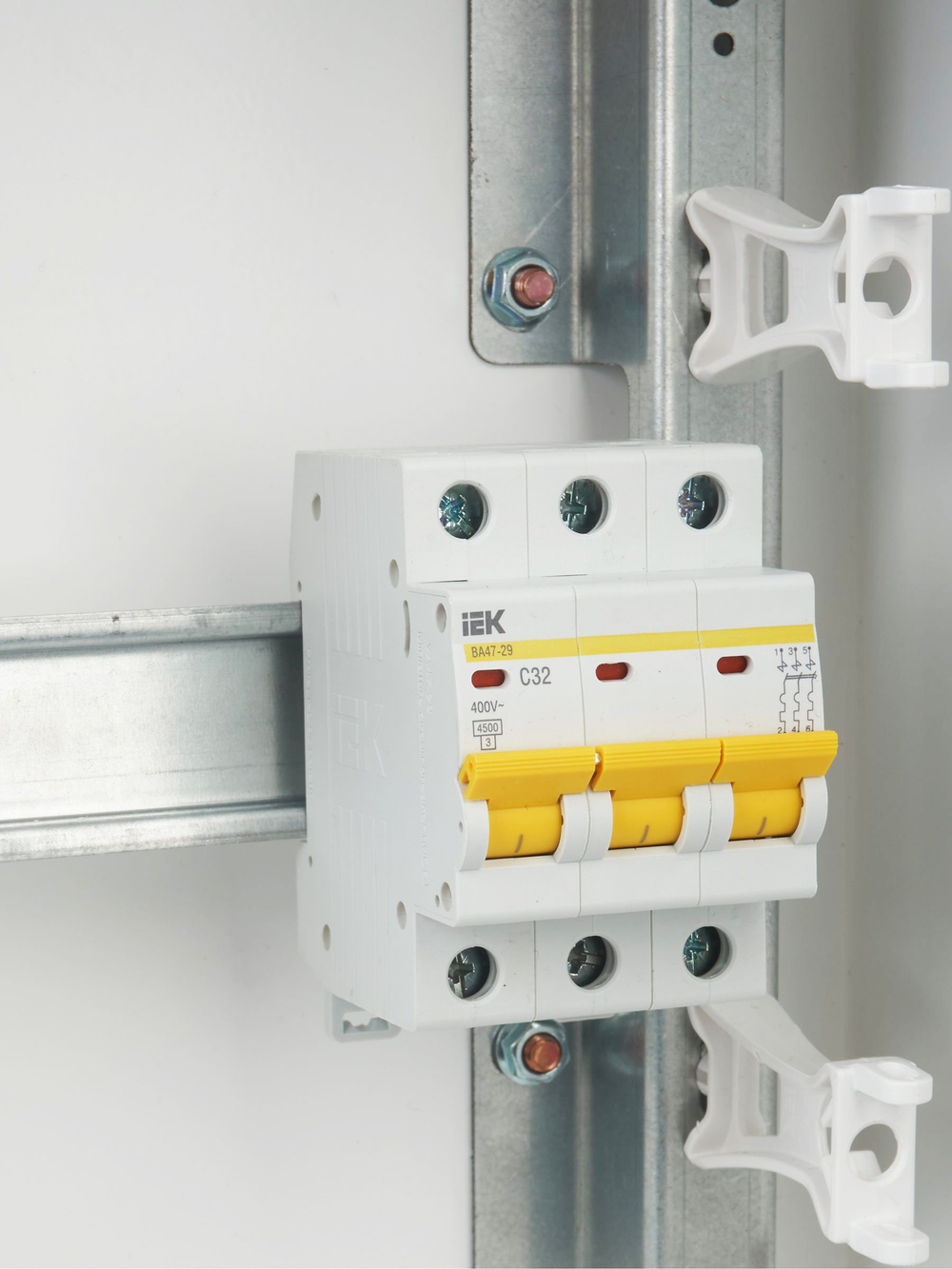 KARAT Автоматический выключатель ВА47-29 3P C 32А 4,5кА IEK