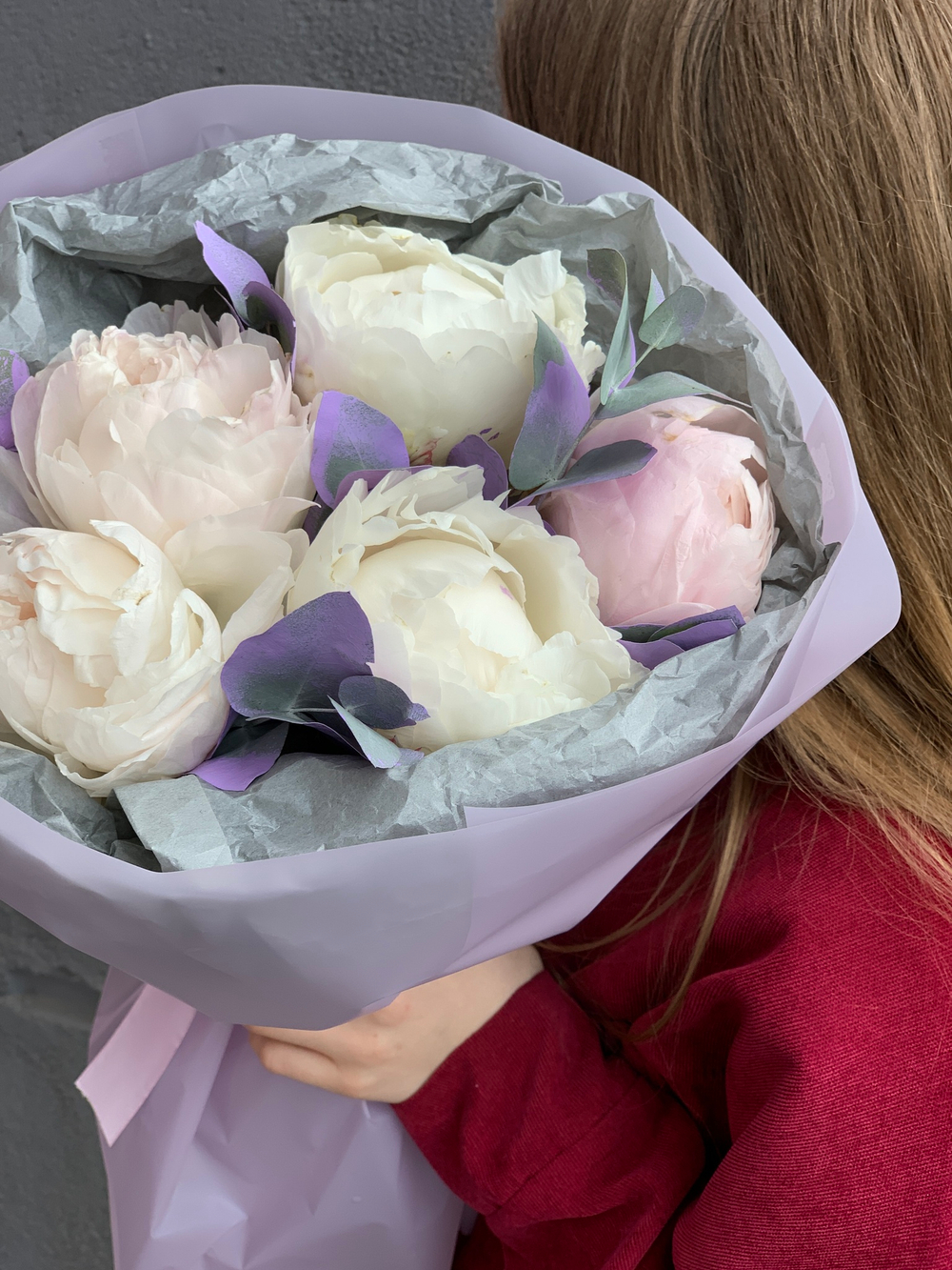 Букет из 5 пионов с эвкалиптом