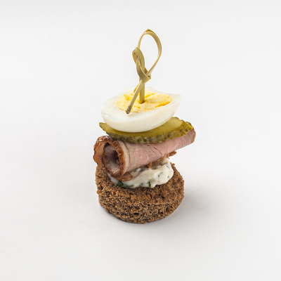 Канапе с уткой, соусом ТарТар и перепелиным яйцом 16 шт