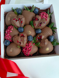 Клубника в шоколаде, гранат в шоколаде