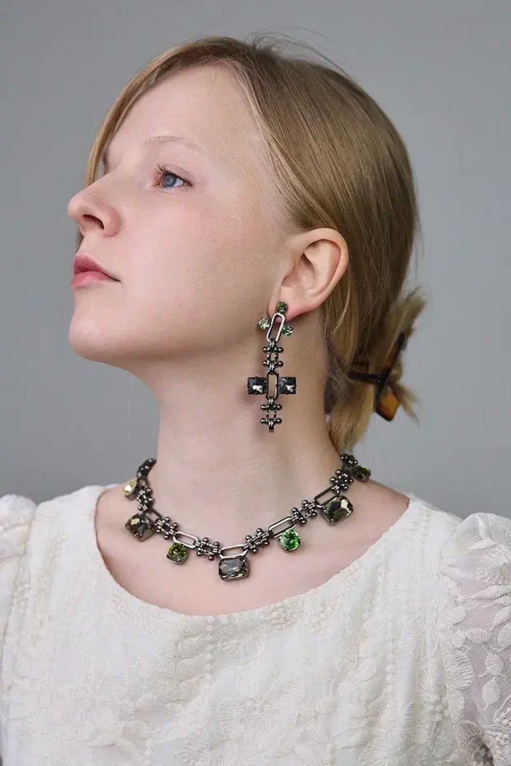 Серьги крупные геометрия с кристаллами серого, зеленого, желтого и оттенка хаки, оттенок графит