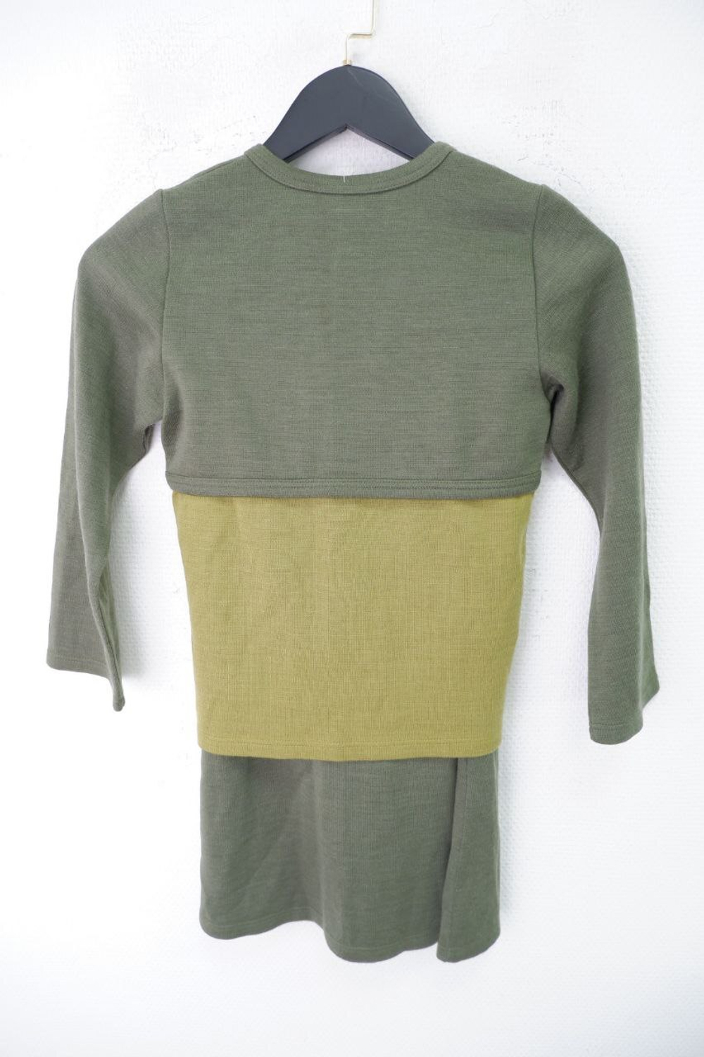 Костюм-двойка с юбкой зеленый на 8-9 лет, новый