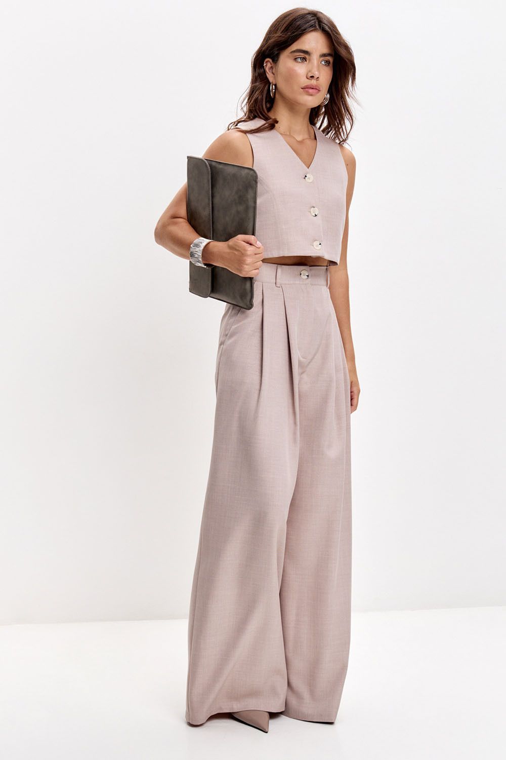 Укороченная жилетка свободного кроя серо-бежевого цвета