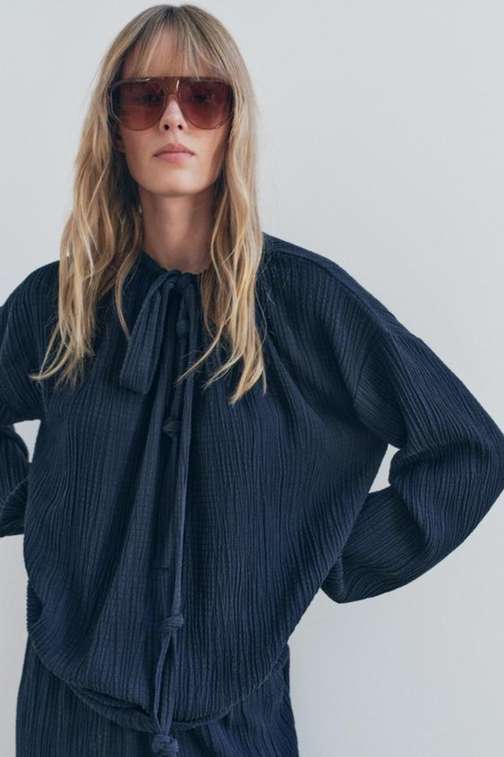 ZARA ТОП ИЗ РЕЛЬЕФНОЙ ТКАНИ С ЗАВЯЗКАМИ, ЗЕЛЕНОВАТО-СИНИЙ