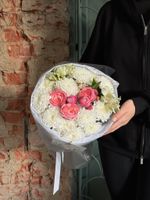 Букет из кустовой пионовидной розы, альстромерии и хризантемы