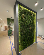 Вертикальное озеленение искусственными растениями и мхом