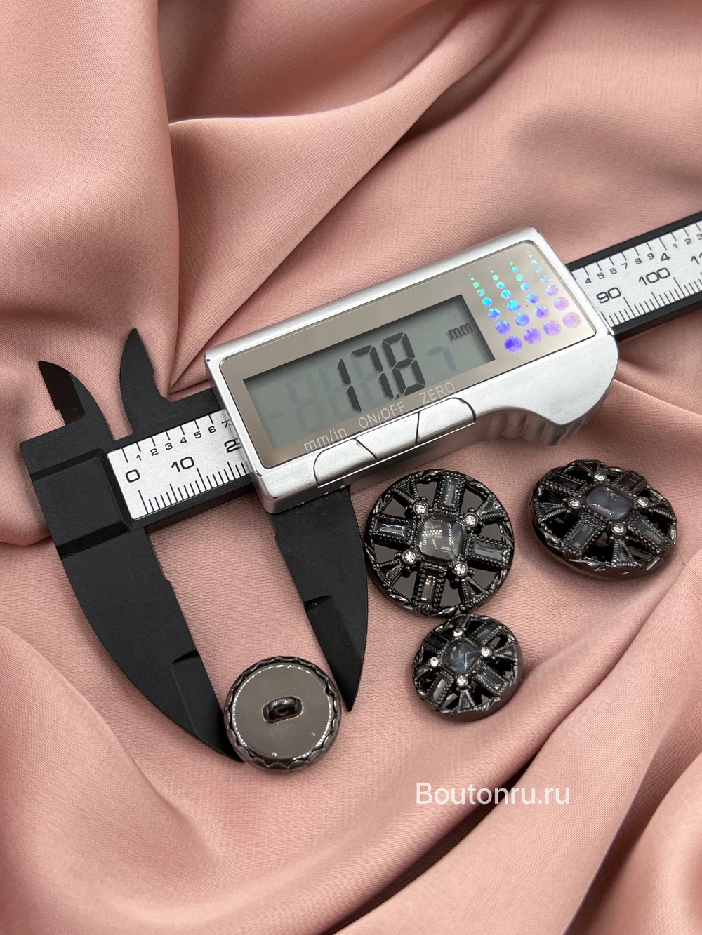 Пуговицы черные графит со стразами