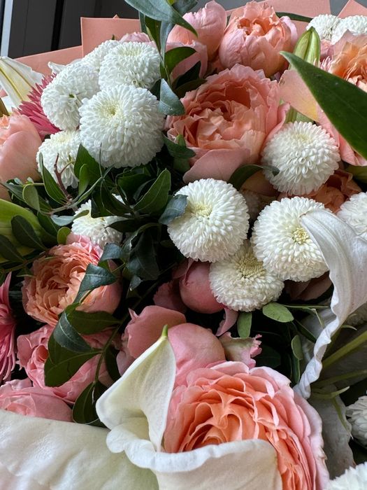 Шикарный авторский букет с лилией, кустовой розой и сантини &quot;Великолепие&quot;
